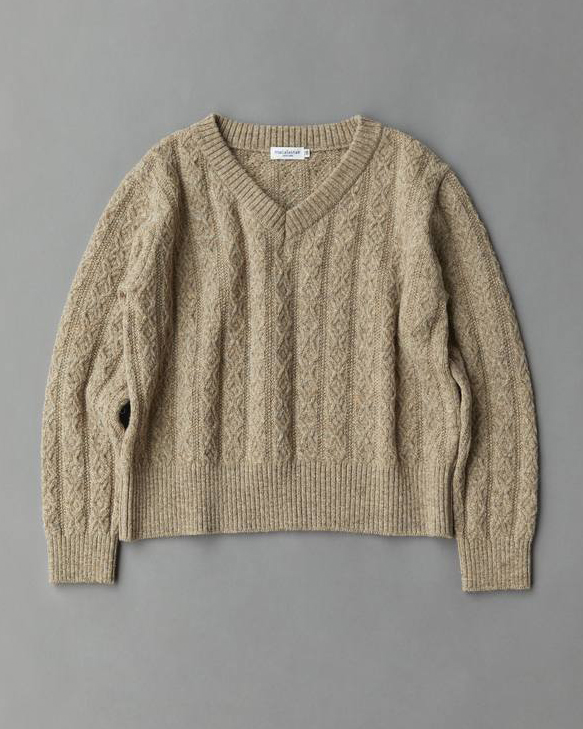 ケーブル編みが立体感を演出。着こなしが楽しいVネックセーター