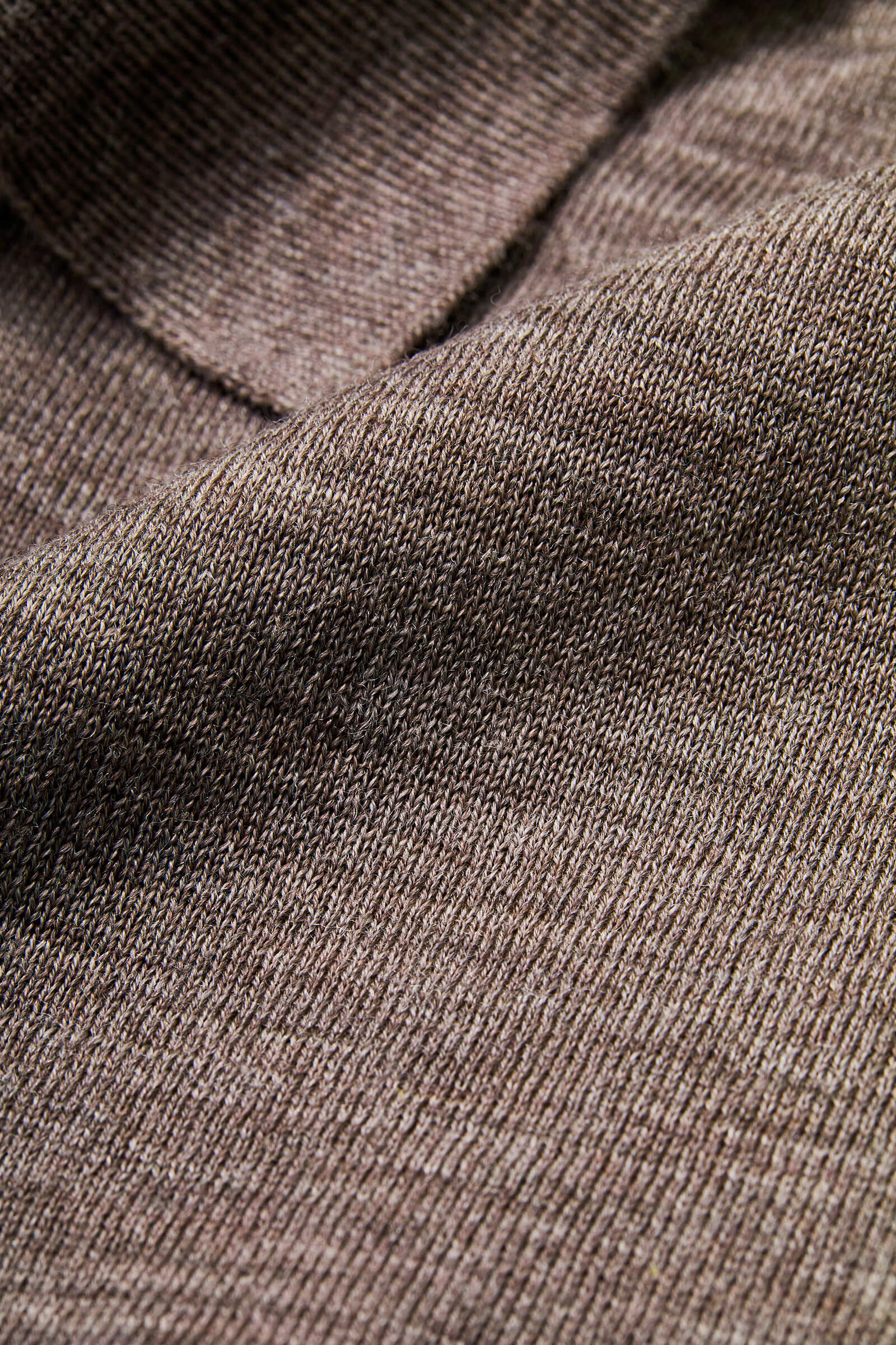 ウール100%糸を、16ゲージの天竺編みにした生地を使用。天然繊維として知られるウールには、吸放湿性、抗菌性、伸縮性など魅力的な機能があります